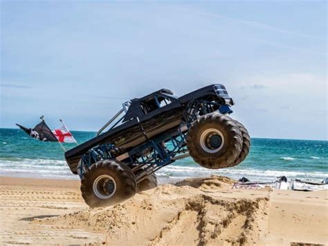 How Long Does a Monster Truck Show Last: A Journey Through Time and Tire Smoke